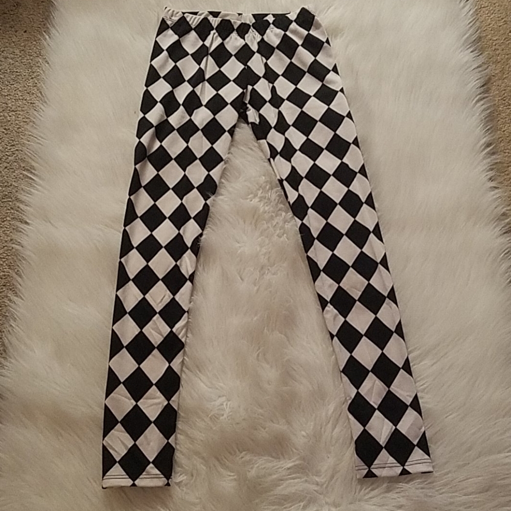 BLACK AND WHITE LEGGINGS